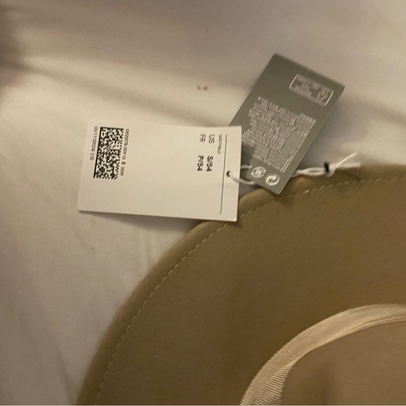 Small ? S/54 is size color is tan and cream h&m wool hat - Picture 2 of 7